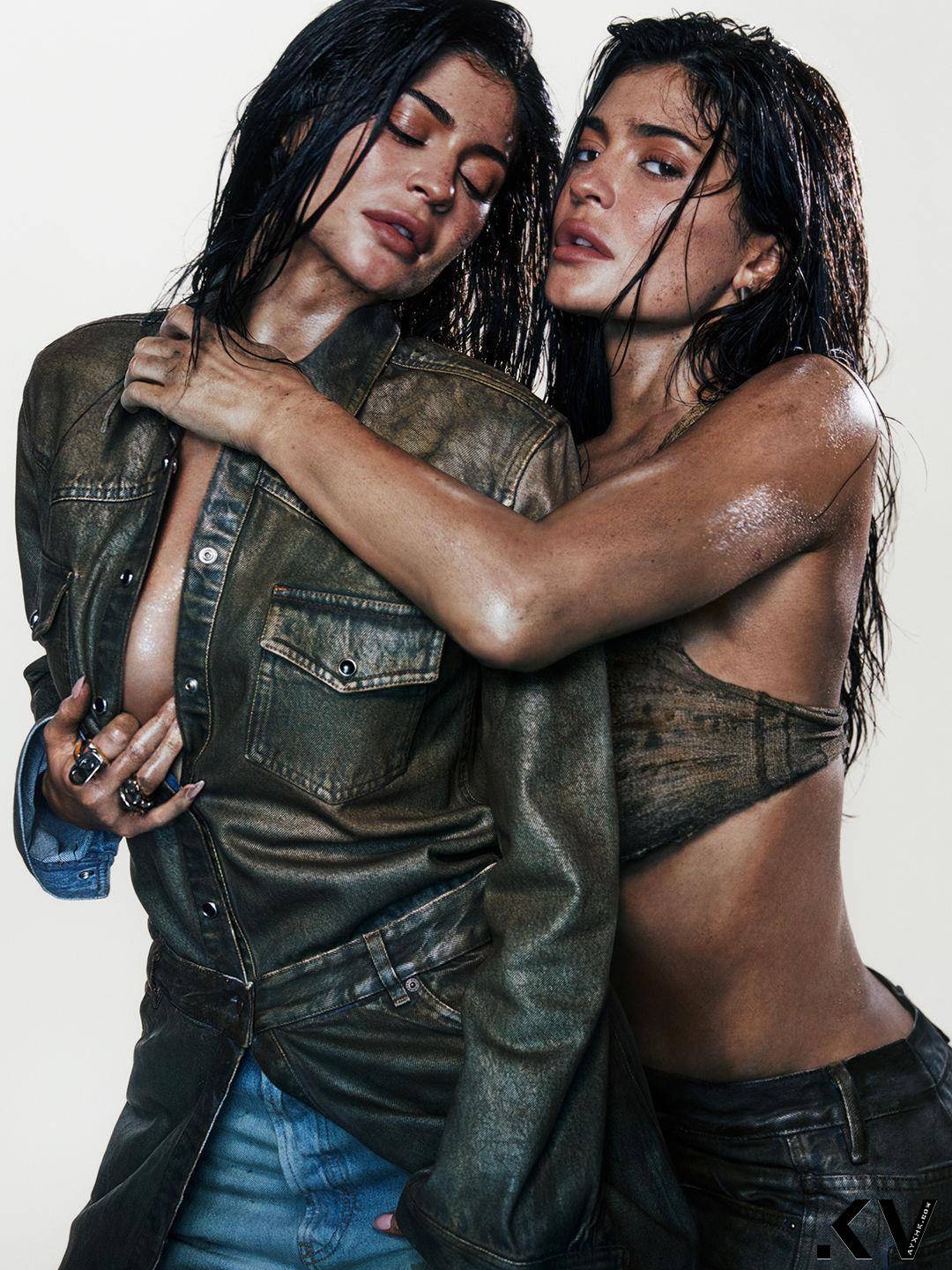 Kylie Jenner“全身脏污”意外掀流行？　穿Acne Studios丹宁裤湿髪裸背上阵 名人名流 图3张